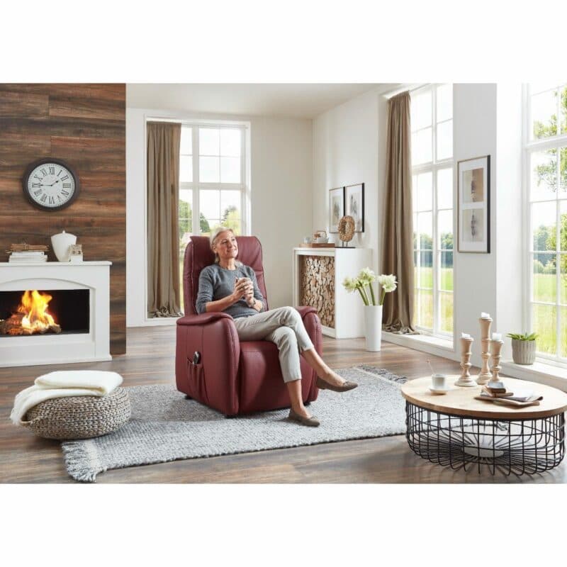 Europa Möbel Collection EM Witten Fernsehsessel mit Lederbezug in Merlot als Wohnbeispiel mit Frau.