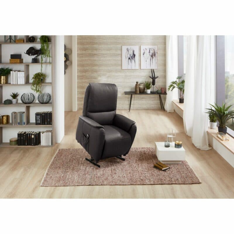 Europa Möbel Collection EM Witten Fernsehsessel mit Lederbezug in Mocca und Aufstehhilfe als Wohnbeispiel.