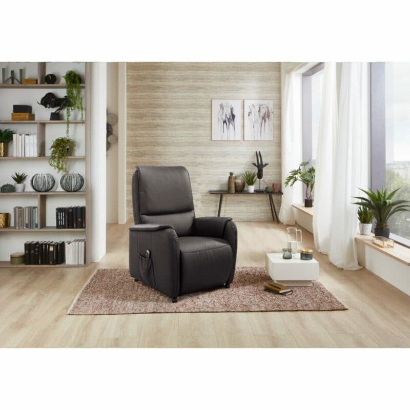 Europa Möbel Collection EM Witten Fernsehsessel mit Lederbezug in Mocca als Wohnbeispiel.