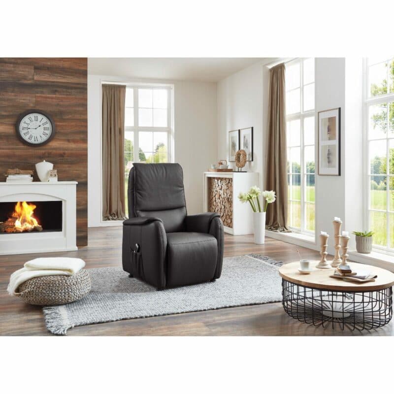 Europa Möbel Collection EM Witten Fernsehsessel mit Lederbezug in Schwarz als Wohnbeispiel.