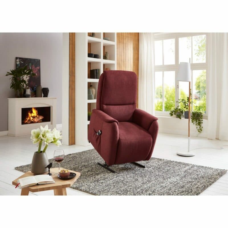 Europa Möbel Collection EM Witten Fernsehsessel in Bordeaux mit Aufstehhilfe als Wohnbeispiel.