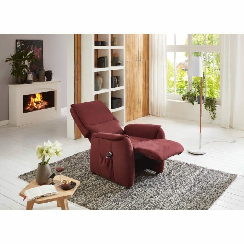 Europa Möbel Collection EM Witten Fernsehsessel in Bordeaux mit Relaxfunktion als Wohnbeispiel.