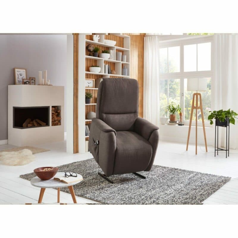 Europa Möbel Collection EM Witten Fernsehsessel in Espresso mit Aufstehhilfe als Wohnbeispiel.