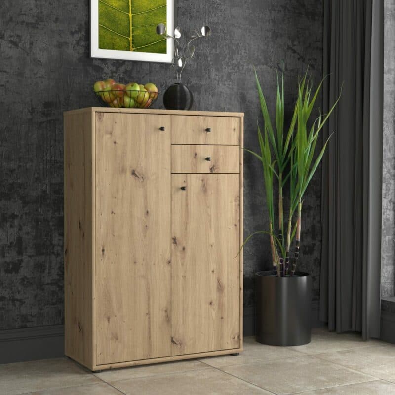 Trendstore Faik Highboard mit drei Türen und zwei Schubladen in Artisan Eiche Dekor als Wohnbeispiel.