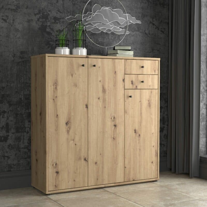 Trendstore Faik Kommode mit drei Türen und zwei Schubladen in Artisan Eiche Dekor und mit Griffen in Schwarz als Wohnbeispiel.