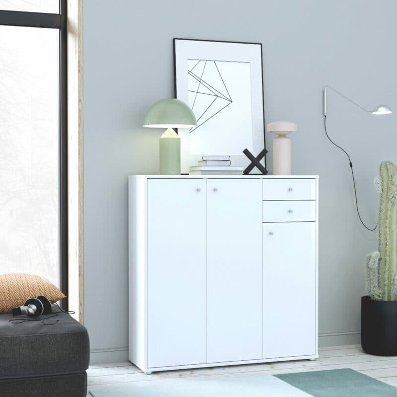 Trendstore Faik Kommode mit drei Türen und zwei Schubladen in Weiß und mit Griffen in Alu-Optik als Wohnbeispiel.