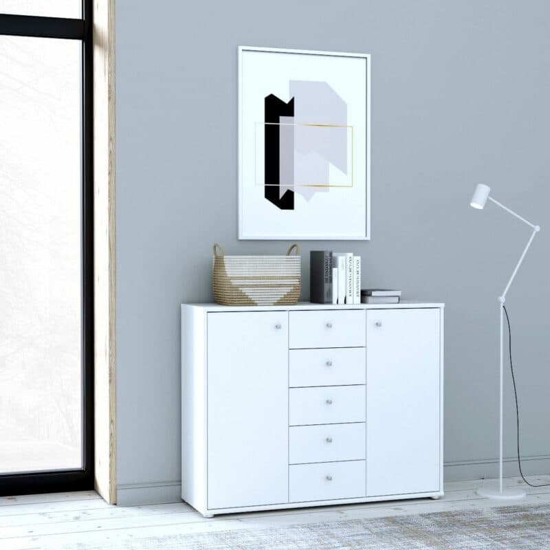 Trendstore Faik große Kommode mit zwei Türen und fünf Schubladen als Wohnbeispiel.