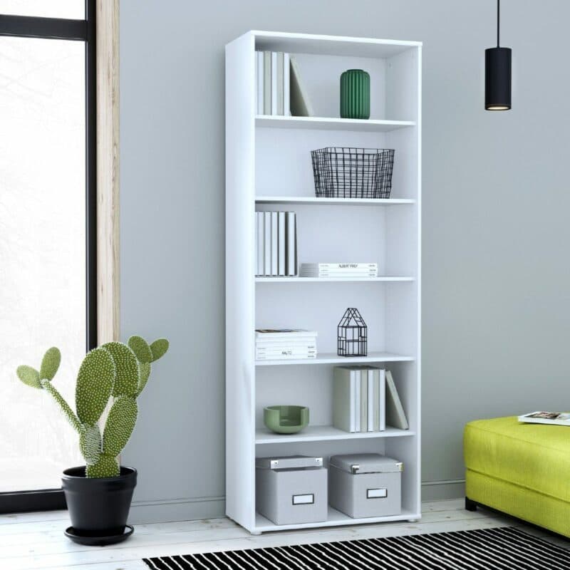 Trendstore Faik hohes Regal mit einer Breite von 73,7 cm und fünf Einlegeböden in Weiß als Wohnbeispiel.