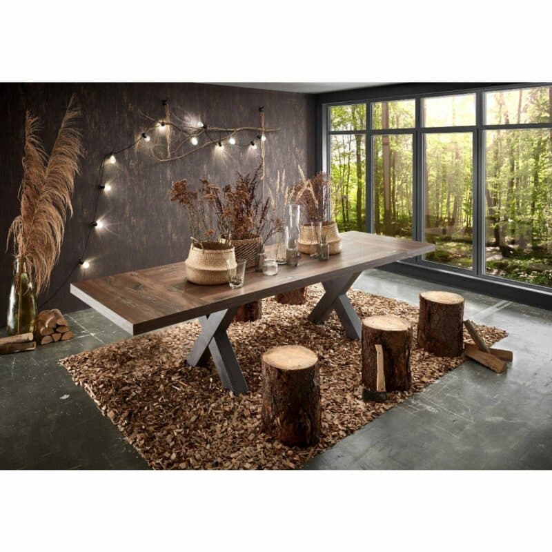 Trendstore Multi Deluxe Esstisch mit Tischplate in Zinneiche Dekor und X-Gestell als Wohnbeispiel mit Ansteckplatten erweitert (separat erhältlich).