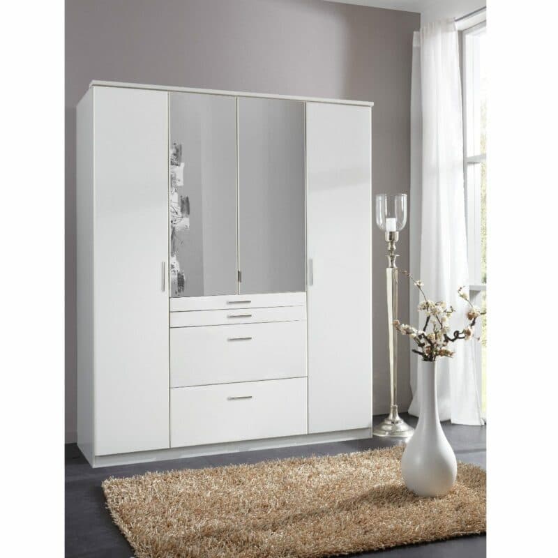 Wimex Aachen Drehtürenschrank in Weiß mit vier Schubladen und vier Türen, zwei davon verspiegelt, als Wohnbeispiel.