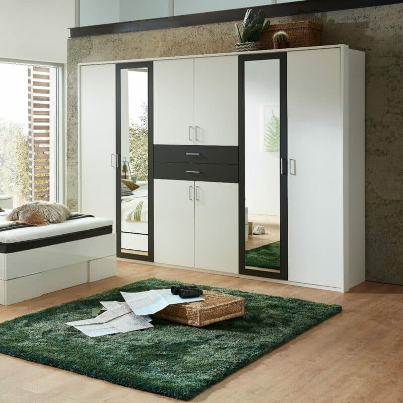 Wimex Diver Drehtürenschrank mit acht Türen und zwei Schubladen in Weiß und Anthrazit als Wohnbeispiel.