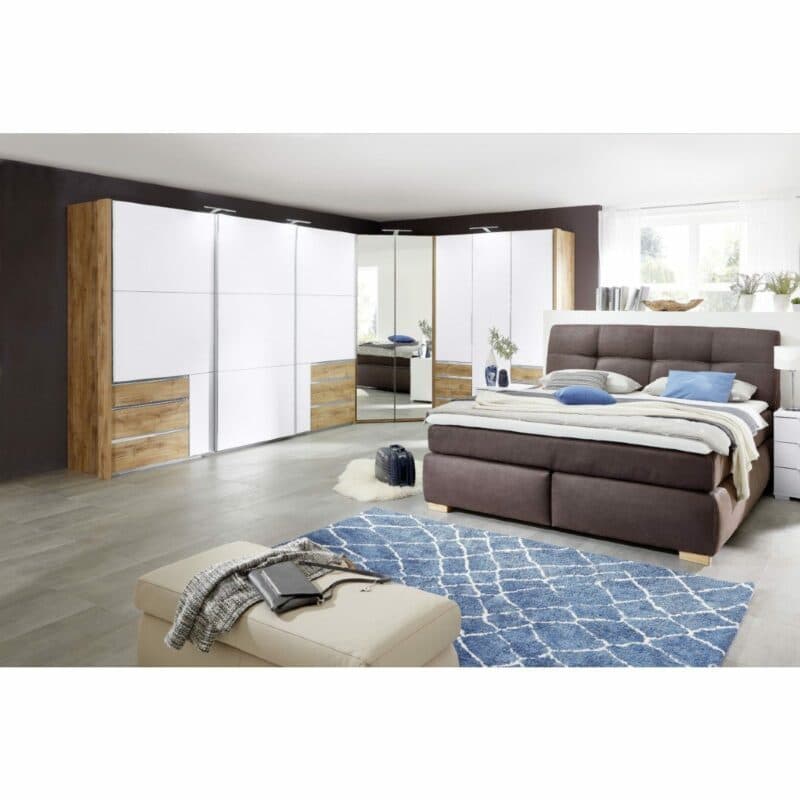 Wimex Wigo Schrankkombination bestehend aus Drehtürenschrank, Eckschrank und Schwebetürenschrank als Wohnbeispiel.