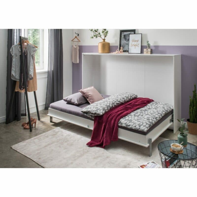 Wimex Juist Schrankbett 120x200 cm in Weiß als Wohnbeispiel in aufgeklapptem Zustand.