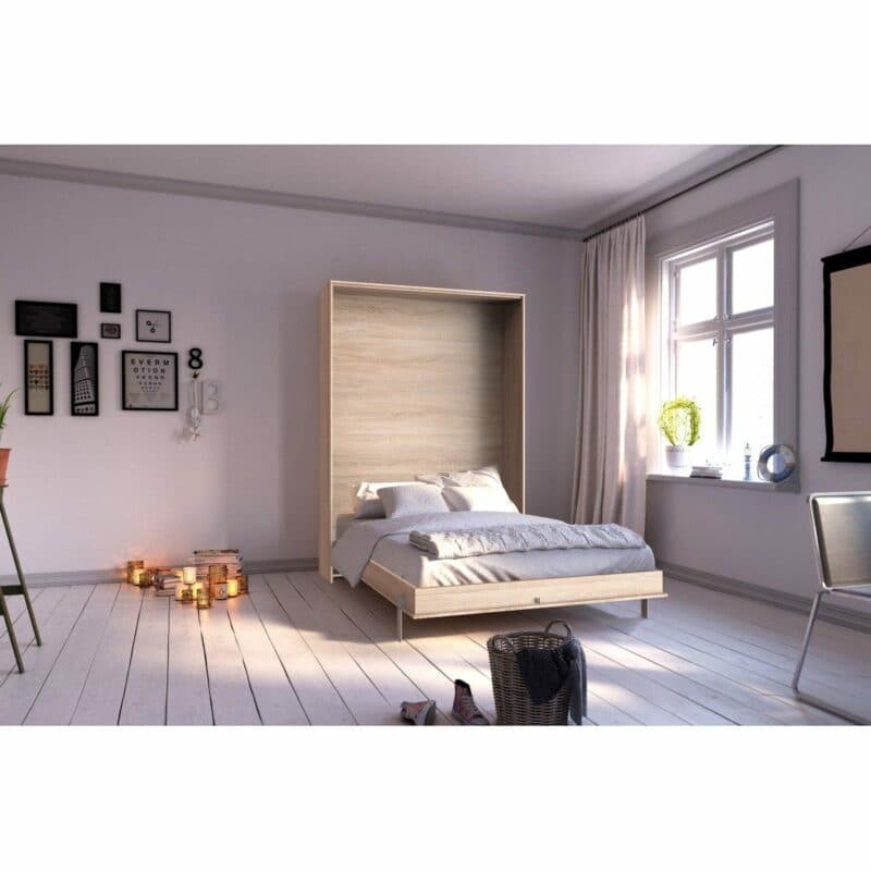 Wimex Juist Schrankbett 140x200 cm, vertikal in Eiche als Wohnbeispiel in aufgeklapptem Zustand.