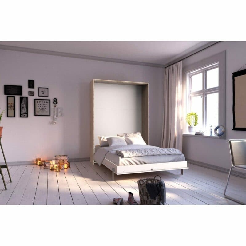 Wimex Juist Schrankbett 140x200 cm, vertikal mit Korpus in Eiche und Front in Weiß als Wohnbeispiel in aufgeklapptem Zustand.