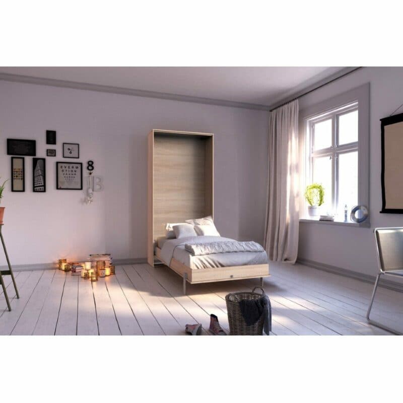 Wimex Juist Schrankbett 90x200 cm, vertikal in Eiche als Wohnbeispiel in aufgeklapptem Zustand.