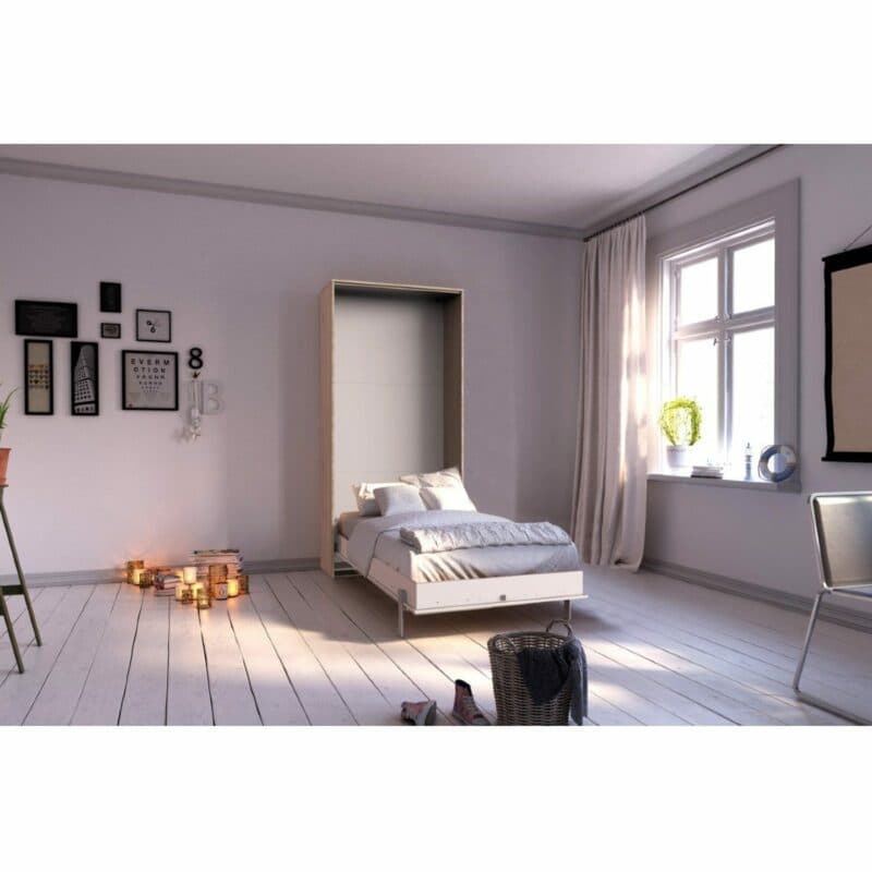 Wimex Juist Schrankbett 90x200 cm, vertikal mit Korpus in Eiche und Front in Weiß als Wohnbeispiel in aufgeklapptem Zustand.