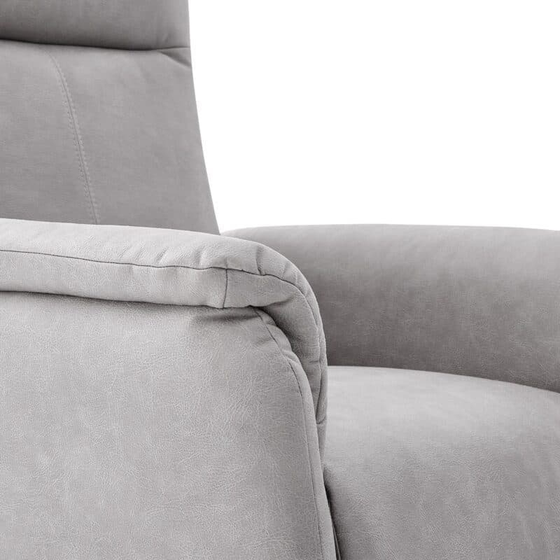 Calizza Interiors Olivin Relaxsessel in Bulus 32 Silver in Detailansicht der Armlehne.