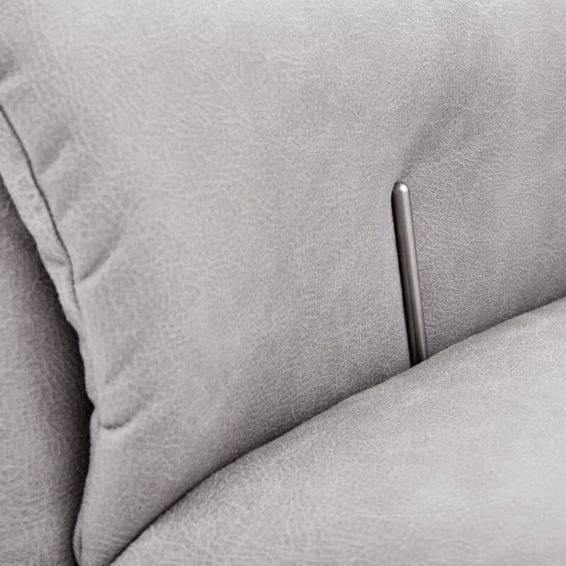 Calizza Interiors Olivin Relaxsessel in Bulus 32 Silver mit manueller Verstellung in Detailansicht des Feststellhebels.