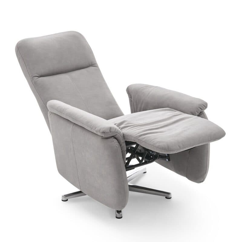 Calizza Interiors Olivin Relaxsessel in Bulus 32 Silver in Relaxpositon.