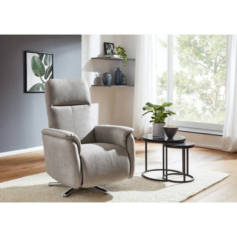 Calizza Interiors Olivin Relaxsessel in Bulus 32 Silver als Wohnbeispiel.