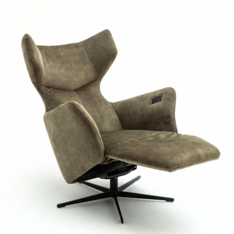 Contur Einrichten Noto Relax II motorisch verstellbarer Sessel mit Veloursbezug in Moosgrün in Relaxposition.