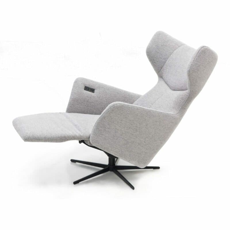 Contur Einrichten Noto Relax II motorisch verstellbarer Sessel mit Textilbezug in Hellgrau in Relaxposition.