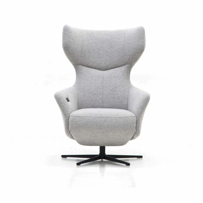 Contur Einrichten Noto Relax II motorisch verstellbarer Sessel mit Textilbezug in Hellgrau in frontaler Ansicht.