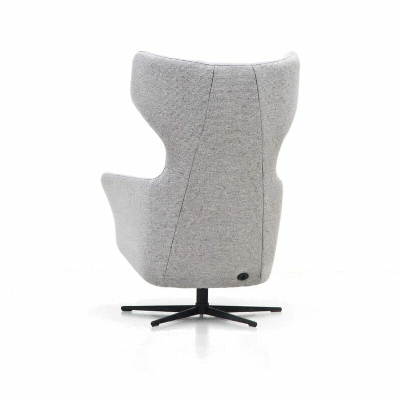 Contur Einrichten Noto Relax II motorisch verstellbarer Sessel mit Textilbezug in Hellgrau in Ansicht von hinten.