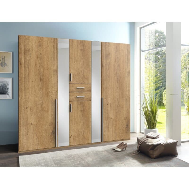 Wimex Vanea Drehtürenschrank 6-türig mit Schubladen in Dekor Plankeneiche, Spiegelglas – Wohnbeispiel