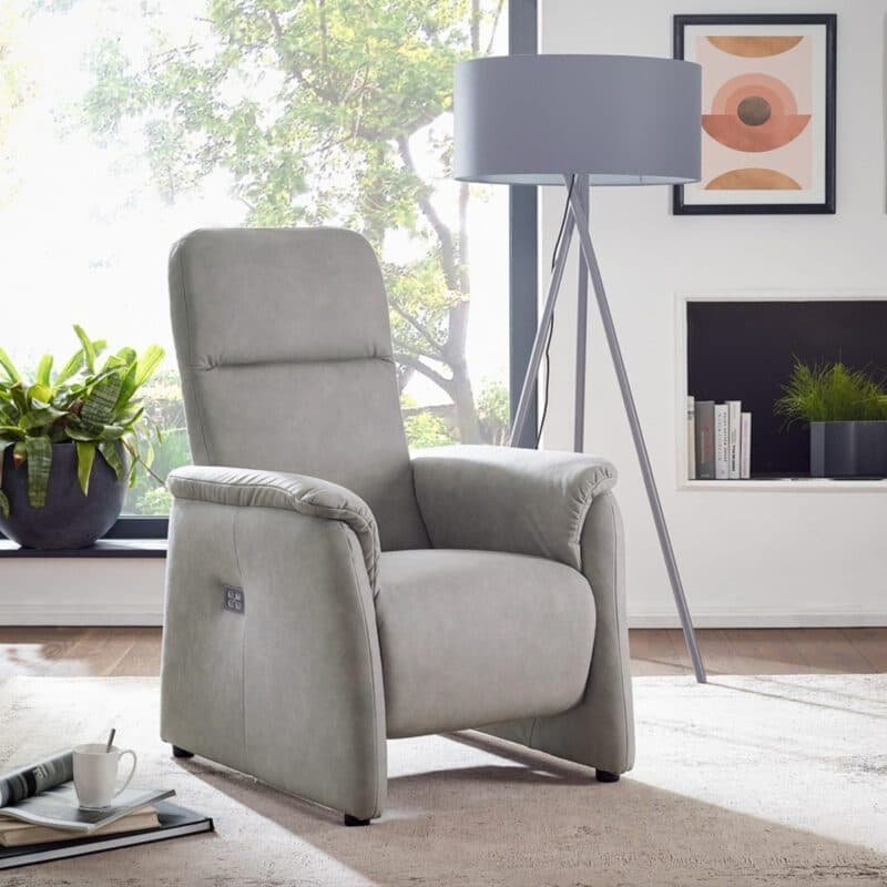 Calizza Interiors Topas Relaxsessel in Bezug Bulus Silber mit motorischer Verstellung, als Wohnbeispiel.