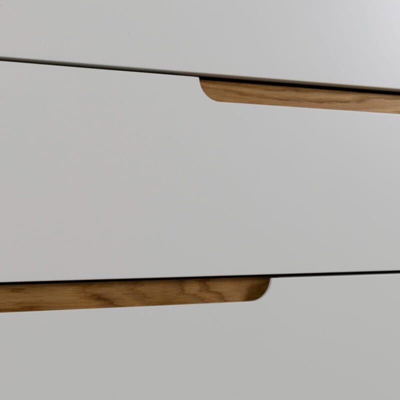 Tenzo Tabita Kommode in Weiß mit Akzentholz in den Schubladen.