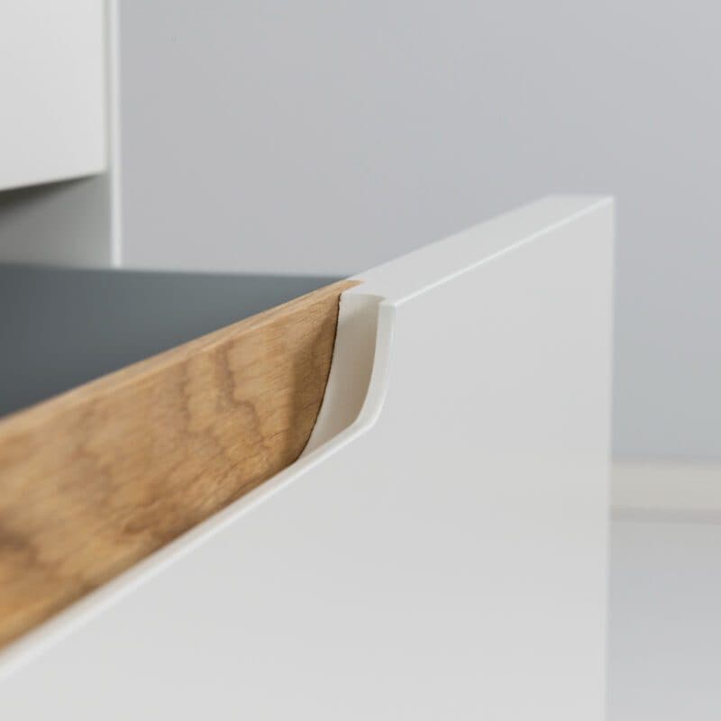 Tenzo Tabita Kommode in Weiß mit Akzentholz in den Schubladen.