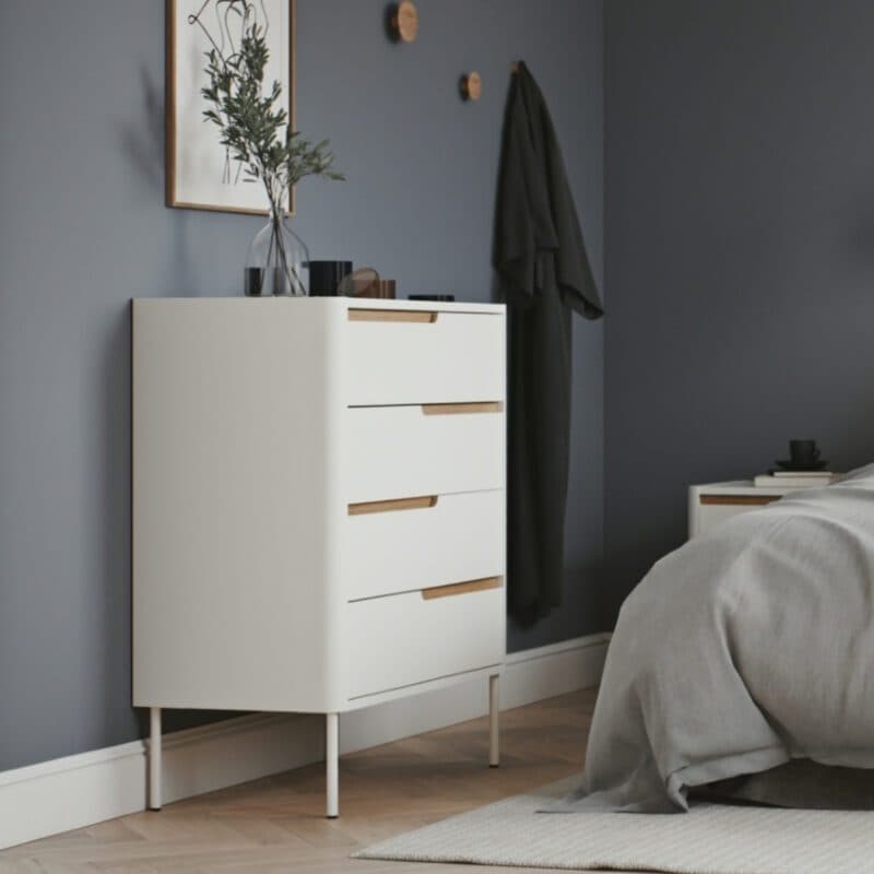 Tenzo Tabita Kommode mit 4 Schubladen in Weiß als Wohnbeispiel.