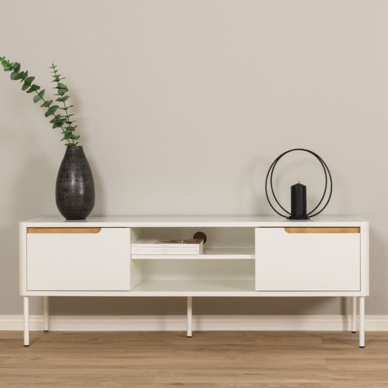 Tenzo Tabita TV-Bank in Weiß mit Eichenholz als Wohnbeispiel.