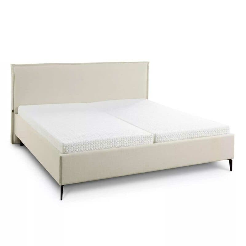 Musterring Elos Polsterbett mit Textilbezug JAB 9895 in Creme, Kopfteil mit Stehsaum und Metallfüßen als Freisteller.