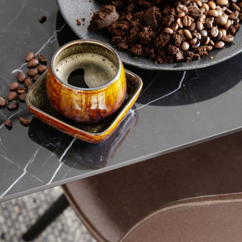 Raum.Freunde Jari Esstisch mit Keramik-Tischplatte in Schwarz Detailansicht mit Wohnbeispiel