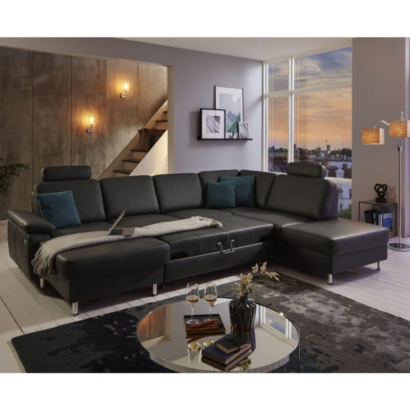 Couchliebe Prato Wohnlandschaft in Leder Torro anthrazit mit Kopfstützen und Bettfunktion als Wohnbeispiel.