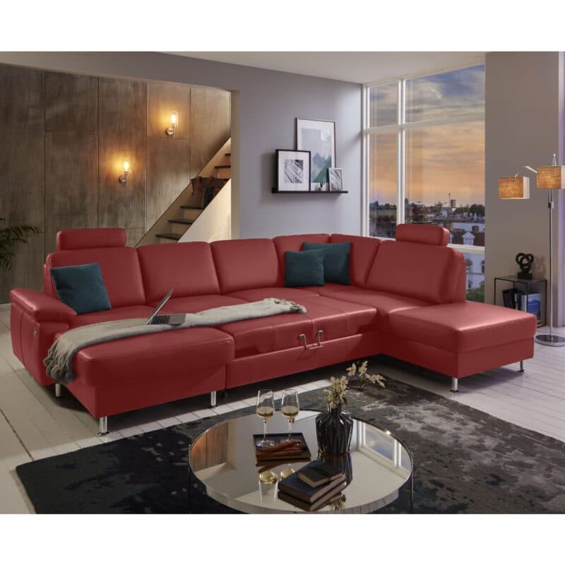 Couchliebe Prato Wohnlandschaft in Leder Torro rosso mit Kopfstützen und Bettfunktion als Wohnbeispiel.