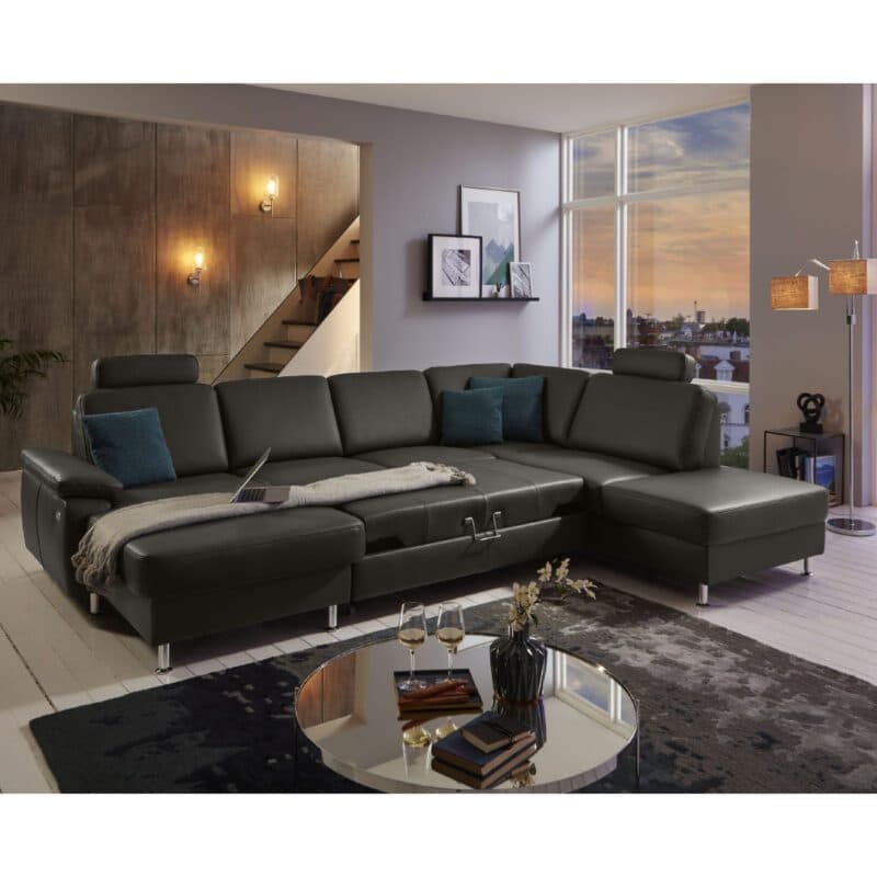 Couchliebe Prato Wohnlandschaft in Leder Torro schoko mit Kopfstützen und Bettfunktion als Wohnbeispiel.