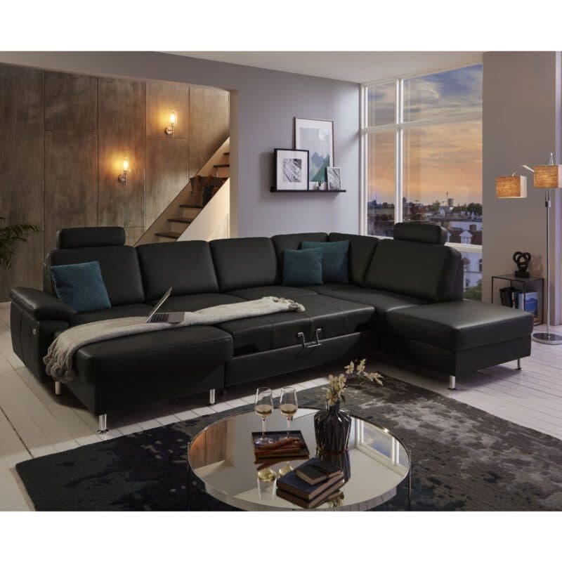 Couchliebe Prato Wohnlandschaft in Leder Torro schwarz mit Kopfstützen und Bettfunktion als Wohnbeispiel.