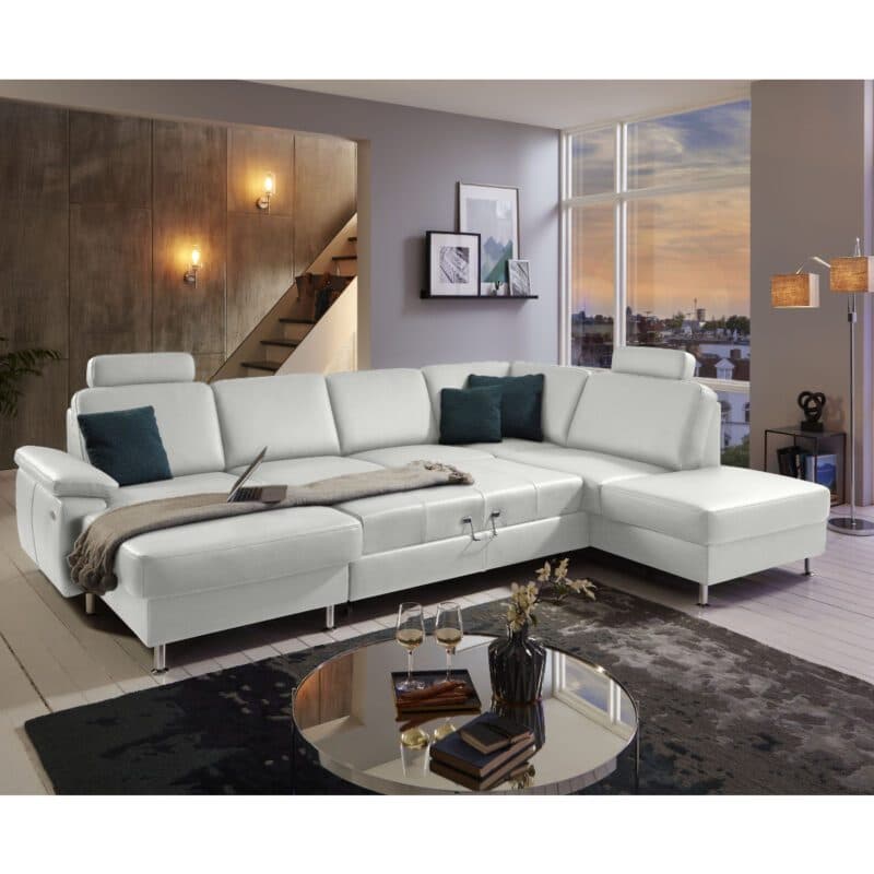Couchliebe Prato Wohnlandschaft in Leder Torro white mit Kopfstützen und Bettfunktion als Wohnbeispiel.