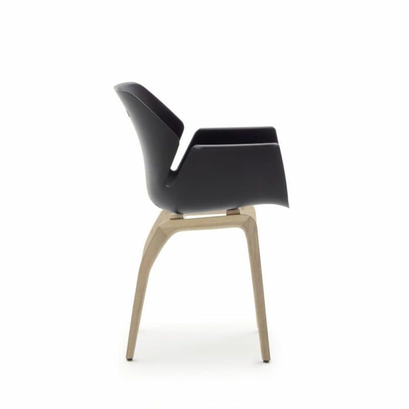 Raum.Freunde Tooon Stuhl mit Armlehnen, Sitzschale in Kunststoff schwarz mit 4-Fuß-Gestell in Eiche.