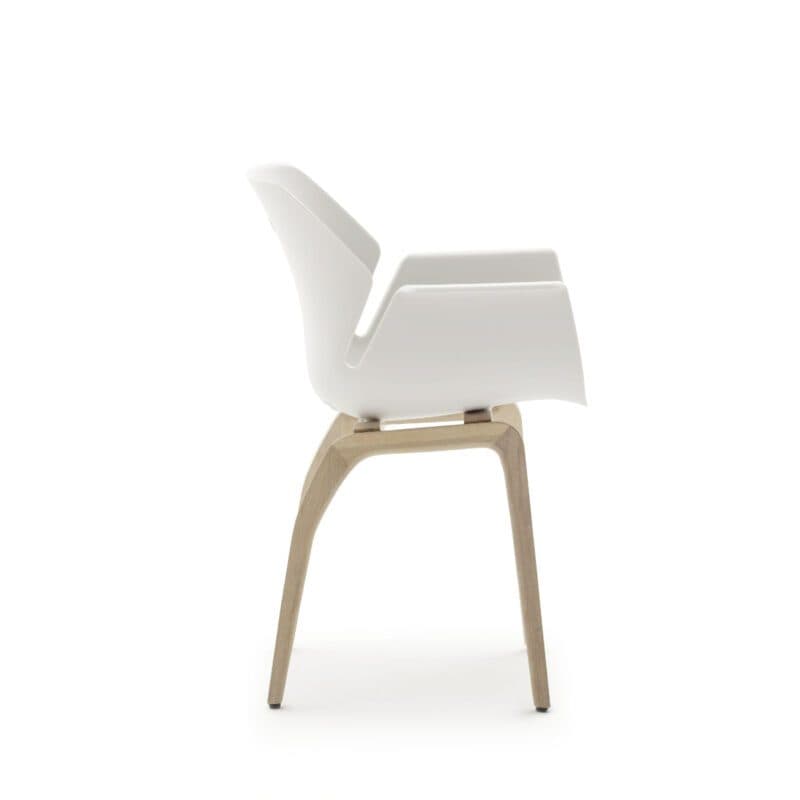 Raum.Freunde Tooon Stuhl mit Armlehnen, Sitzschale in Kunststoff weiß mit 4-Fuß-Gestell in Eiche.