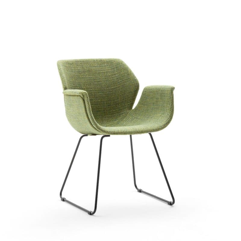 Raum.Freunde Tooon Stuhl mit Armlehnen in Textilgewebe forest mit Kufengestell in Schwarz.