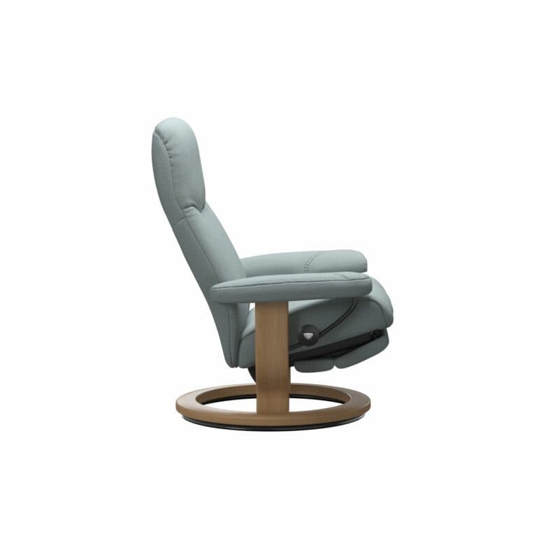 Stressless Consul Classic Power Relaxsessel mit Textilbezug Lina Light Blue und Gestell in Eiche - seitlich