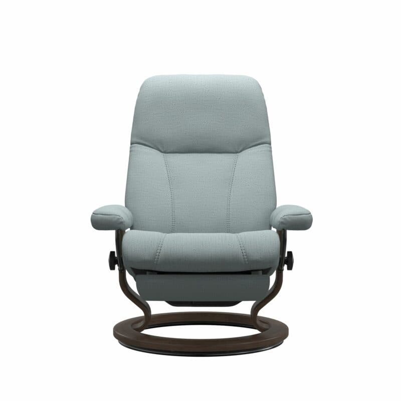 Stressless Consul Classic Power Relaxsessel mit Textilbezug Lina Light Blue und Gestell in Walnuss - Relaxfunktion - frontal