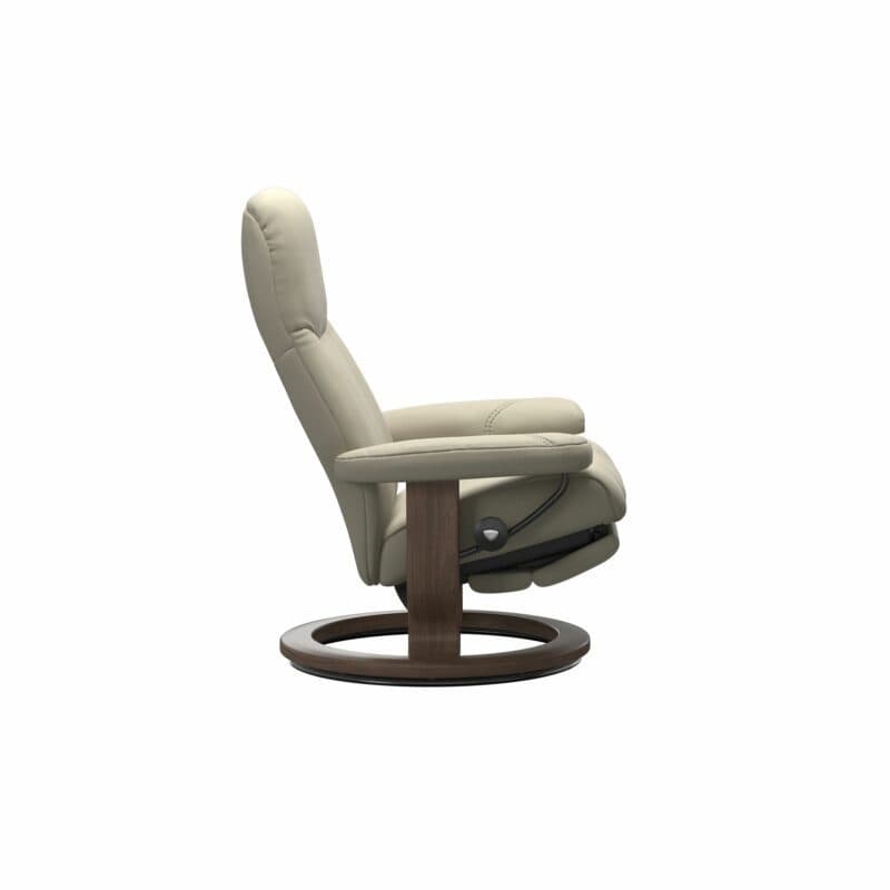 Stressless Consul Classic Power Relaxsessel mit Lederbezug Batick Cream und Gestell in Walnuss - seitlich
