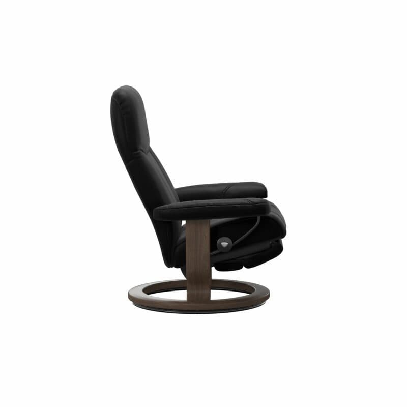 Stressless Consul Classic Power Relaxsessel mit Lederbezug Batick Black und Gestell in Walnuss - seitlich