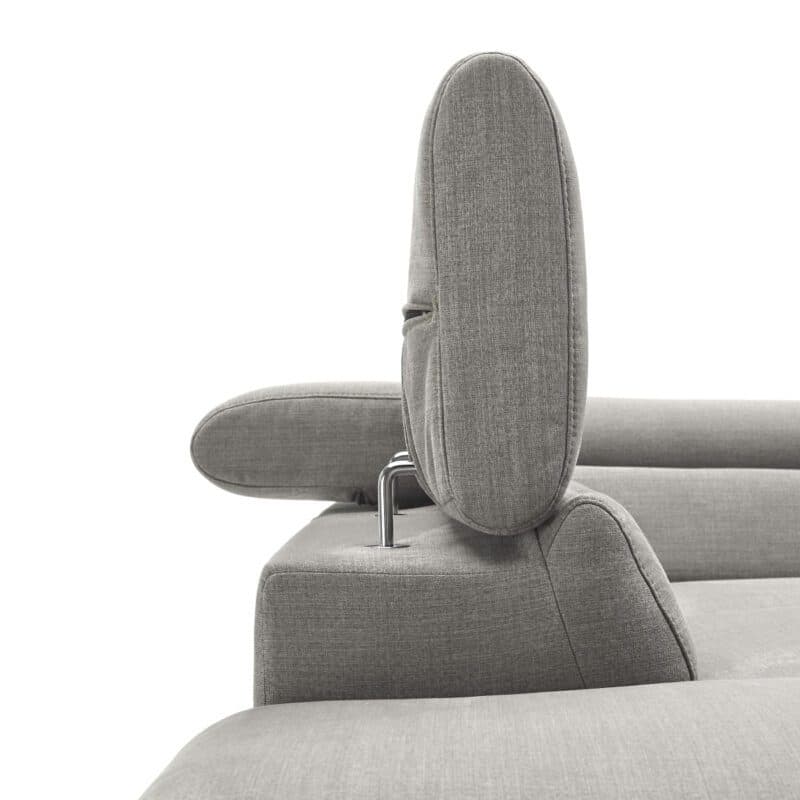 Trendstore Cassandra Ecksofa mit Bezug Webstoff Taupe und Ottomane links – Detail Position Kopfstütze